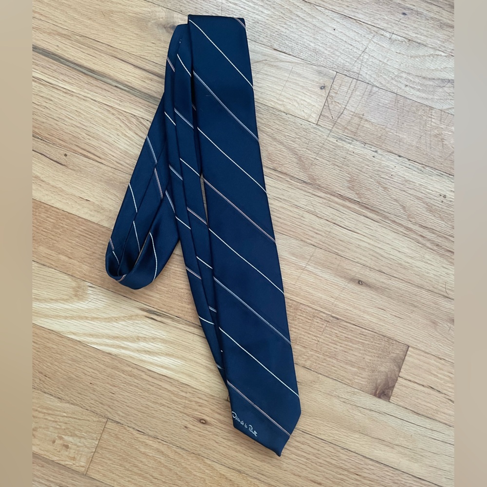 Oscar de la Renta Navy Tie with Thin Gold Diagonal Stripes